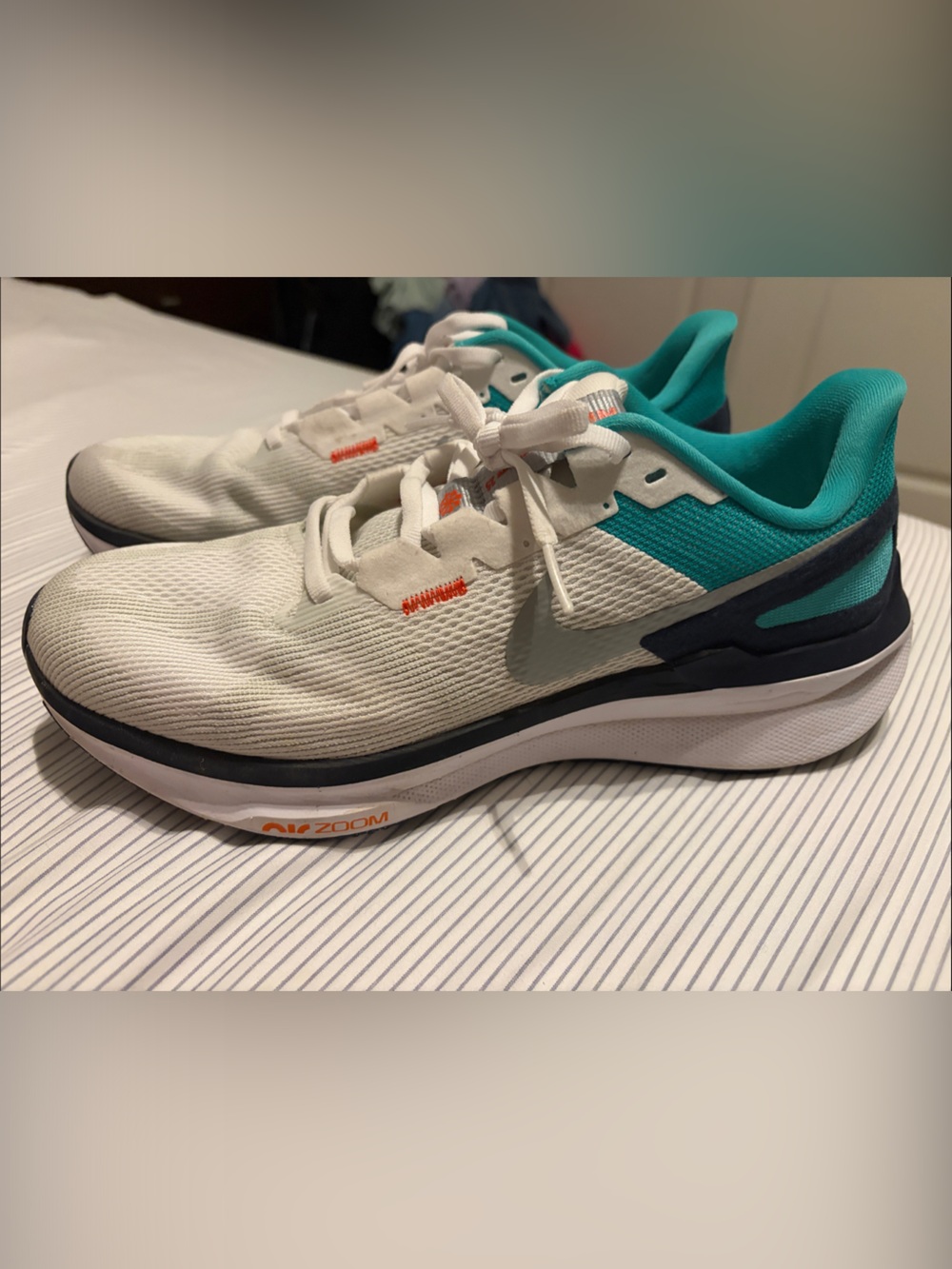 Nike Women's White Teal Athletic Running Shoes
